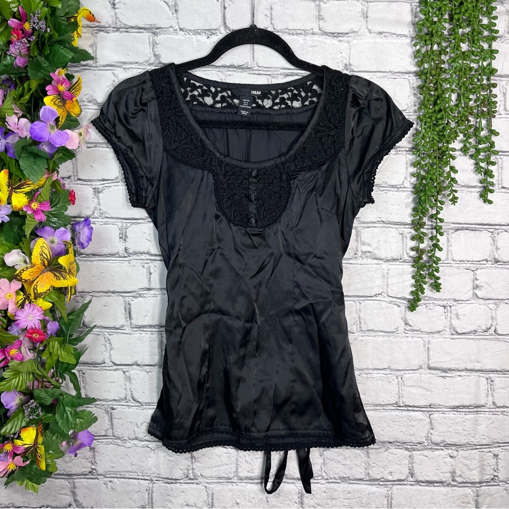 ]🌼3/$30🌼H&M Short Sleeved Black Silky Blouse Size 4/Small